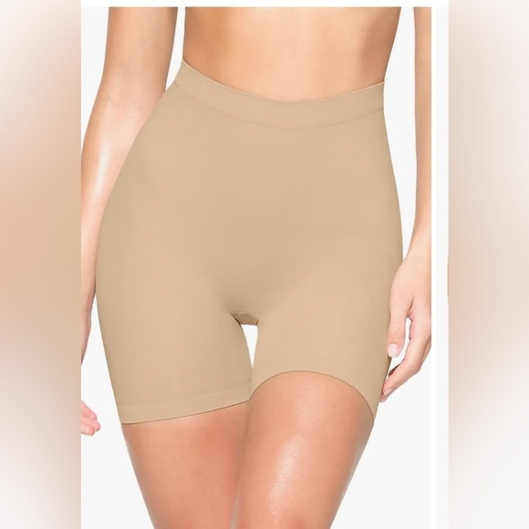 NWT Skims Seamless Sculpt Mid Waist Mid Thigh Short Clay Medium - Picture 3 of 4